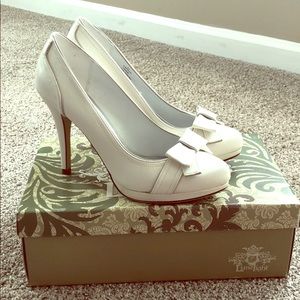White pumps with bow-ties